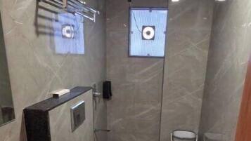 Deluxe Double Room | Bathroom
