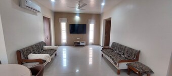 Family home near Airport & convention center, withFree Wi-Fi & aminities.