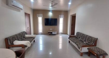 Family home near Airport & convention center, withFree Wi-Fi & aminities.