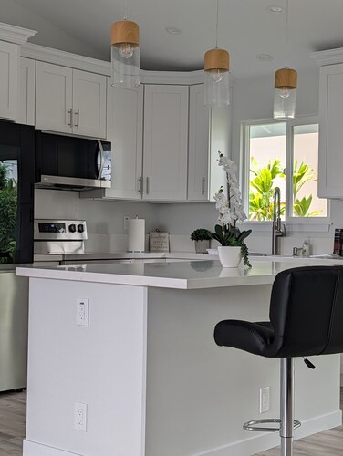 Charming 3-bedroom house in beautiful Hilo perfect for relaxing stays.