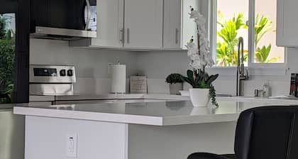 Charming 3-bedroom house in beautiful Hilo perfect for relaxing stays.