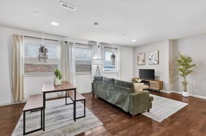 Living area - Peaceful 2-bedroom apartment - Walk Everywhere (Philadelphia)
