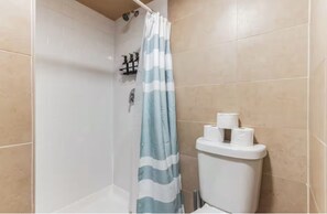 Dusche, Haartrockner, Handtücher, Seife