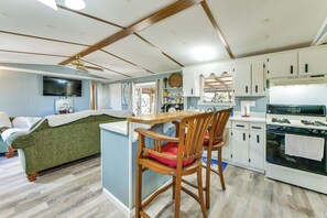 Private kitchen - Detached Studio & Fire Pit! Georgetown Retreat (Georgetown)