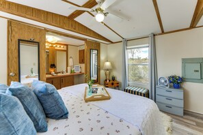 Room - Detached Studio & Fire Pit! Georgetown Retreat (Georgetown)