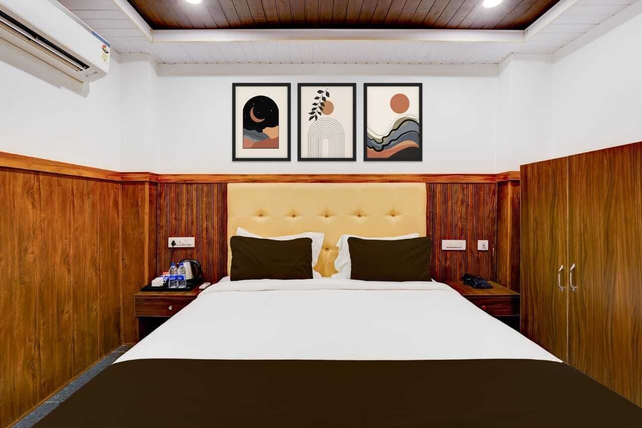 In-room safe, desk, free WiFi