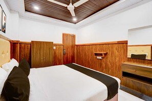 Deluxe Double Room, Hill View | Peti besi dalam bilik, meja, Wi-fi percuma 