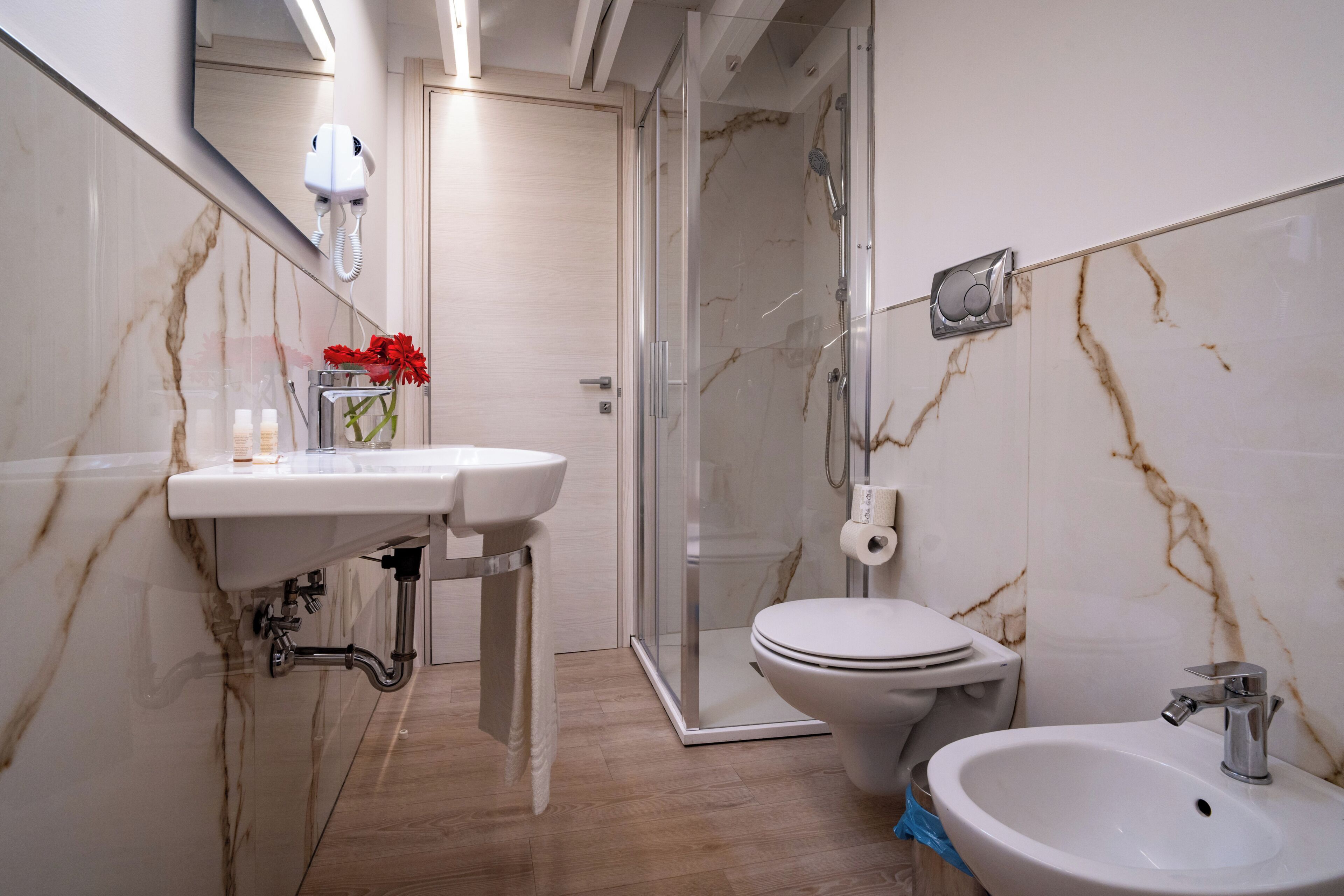 Bruser, hårtørrer, bidet, håndklæder