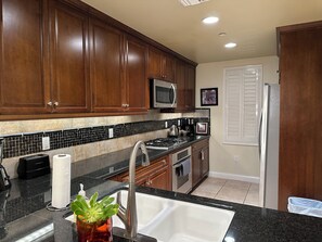 Microwave, oven, stovetop, dishwasher - 2-bedroom condo in adorable Los Angeles with AC for your stay near the beaches (Los Angeles)