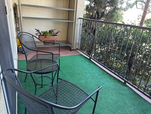 Property grounds - 2-bedroom condo in adorable Los Angeles with AC for your stay near the beaches (Los Angeles)