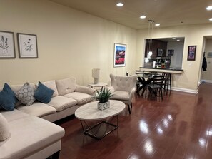 TV, fireplace - 2-bedroom condo in adorable Los Angeles with AC for your stay near the beaches (Los Angeles)