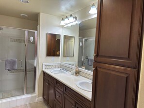 Shower, hair dryer, bidet, towels - 2-bedroom condo in adorable Los Angeles with AC for your stay near the beaches (Los Angeles)