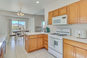 Fridge, microwave, stovetop, dishwasher - Desert Getaway w/ Serene Views in Bullhead City! (Bullhead City)