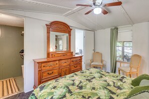 2 bedrooms, internet, bed sheets
