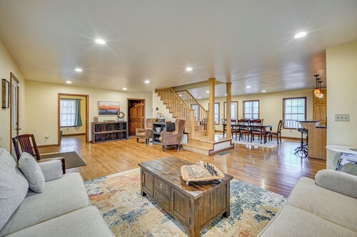 Private Hot Tub & Games Galore! Hamden Family Home