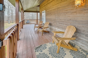 Terrace/patio - Private Hot Tub & Games Galore! Hamden Family Home (Hamden)
