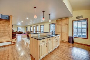 Interior - Private Hot Tub & Games Galore! Hamden Family Home (Hamden)