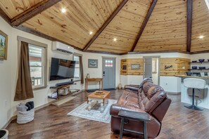 TV, fireplace, books - Pond On-Site! Couples Escape 7 Mi to Hiwassee Lake (Murphy)