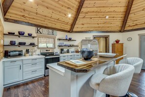 Fridge, microwave, stovetop, dishwasher - Pond On-Site! Couples Escape 7 Mi to Hiwassee Lake (Murphy)