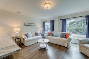 TV - Steps to Beach! Emerald Isle Condo w/ Ocean View (Emerald Isle)