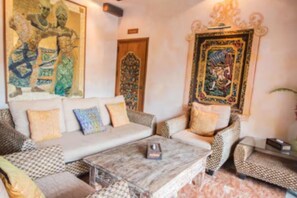 Living area - Kintamani 7-Bedroom House in Pattaya. (Banglamung)