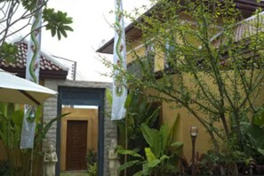 Exterior detail - Kintamani 7-Bedroom House in Pattaya. (Banglamung)