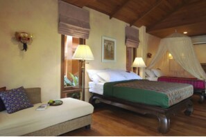 7 bedrooms, iron/ironing board, Internet, bed sheets - Kintamani 7-Bedroom House in Pattaya. (Banglamung)