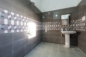 Shower, towels, soap, toilet paper - Spacious 6-bedroom building in marvelous Dehradun with AC (Dehradun)