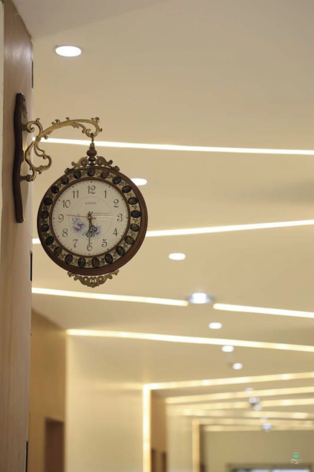 Un reloj de pared con un marco decorativo.
