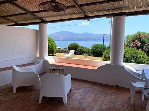 Seaside accommodation, furnished and equipped, within walking distance of the island's living room.