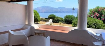 Seaside accommodation, furnished and equipped, within walking distance of the island's living room.