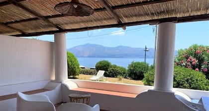 Seaside accommodation, furnished and equipped, within walking distance of the island's living room.