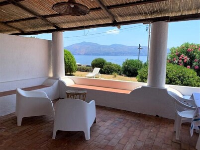 Seaside accommodation, furnished and equipped, within walking distance of the island's living room.