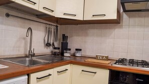 Microwave, oven, stovetop - Central Palermo Retreat Walk to Cathedral/Markets (Palermo)