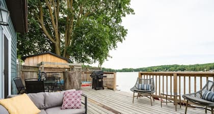 Scenic Waterfront Cottage Retreat - Firepit & BBQ