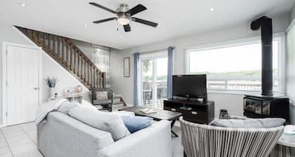 Scenic Waterfront Cottage Retreat - Firepit & BBQ