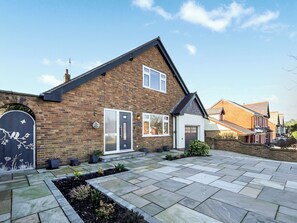 Exterior - 2 bedroom accommodation in Prestatyn (Prestatyn)