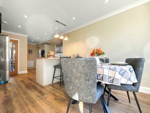 Dining - 2 bedroom accommodation in Prestatyn (Prestatyn)