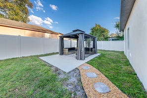 Terrace/patio - Stunning 4 Bed 2 Bath Home with Gazebo & Chef's Kitchen (Tampa)