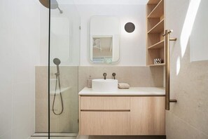 Douche, sèche-cheveux