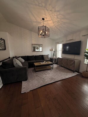 Living area - Cozy Retreat w/ Mountain Views, Hot Tub, Sleeps 9 (Riverton)