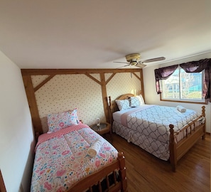 3 bedrooms, iron/ironing board, WiFi, bed sheets - 3-bedroom house in close to the airport Buffalo family- friendly no pets allowed (Depew)