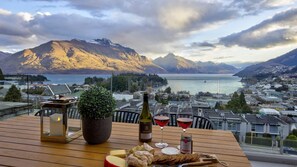 Outdoor dining - catalina-apt-6-central-penthouse-apt-lake-views (Queenstown)