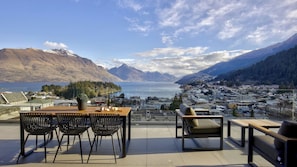 Outdoor dining - catalina-apt-6-central-penthouse-apt-lake-views (Queenstown)