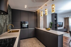 Fridge, microwave, oven, stovetop - Stay in a luxury apartment near the city center (Split)