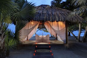 Outdoor dining - Couples Negril - Adults Only (Negril)