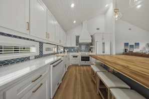 Private kitchen - Pool + Putting Green + Firepit + Golf Cart Zone + Near Mustang Island Beach (Port Aransas)