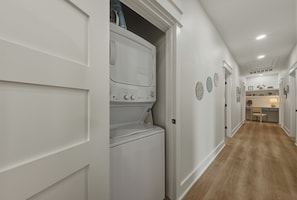 Interior - Pool + Putting Green + Firepit + Golf Cart Zone + Near Mustang Island Beach (Port Aransas)