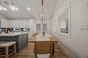 Dining - Pool + Putting Green + Firepit + Golf Cart Zone + Near Port Aransas Beach (Port Aransas)