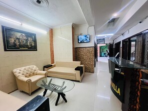 Deluxe Double Room, City View | Lobby - Roomshala Poonam Villa - Fortis Hospital (New Delhi)